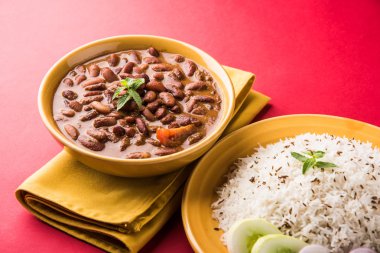 pişmiş kırmızı barbunya fasulyesi köri ve pişmiş basmati pirinç, rajma chawal veya rajma pirinç, geleneksel Kuzey Hint öğle, akşam yemeği veya kahvaltı menüsü