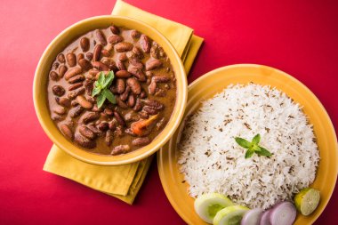 pişmiş kırmızı barbunya fasulyesi köri ve pişmiş basmati pirinç, rajma chawal veya rajma pirinç, geleneksel Kuzey Hint öğle, akşam yemeği veya kahvaltı menüsü