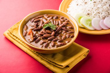 pişmiş kırmızı barbunya fasulyesi köri ve pişmiş basmati pirinç, rajma chawal veya rajma pirinç, geleneksel Kuzey Hint öğle, akşam yemeği veya kahvaltı menüsü