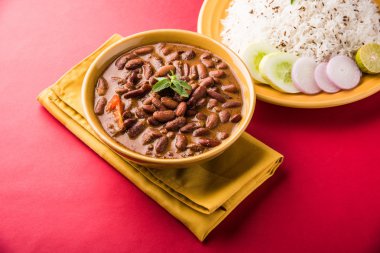 pişmiş kırmızı barbunya fasulyesi köri ve pişmiş basmati pirinç, rajma chawal veya rajma pirinç, geleneksel Kuzey Hint öğle, akşam yemeği veya kahvaltı menüsü