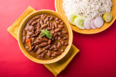 pişmiş kırmızı barbunya fasulyesi köri ve pişmiş basmati pirinç, rajma chawal veya rajma pirinç, geleneksel Kuzey Hint öğle, akşam yemeği veya kahvaltı menüsü