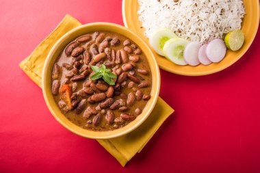 pişmiş kırmızı barbunya fasulyesi köri ve pişmiş basmati pirinç, rajma chawal veya rajma pirinç, geleneksel Kuzey Hint öğle, akşam yemeği veya kahvaltı menüsü