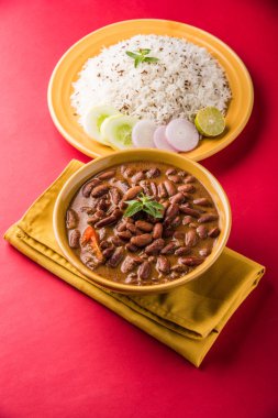 pişmiş kırmızı barbunya fasulyesi köri ve pişmiş basmati pirinç, rajma chawal veya rajma pirinç, geleneksel Kuzey Hint öğle, akşam yemeği veya kahvaltı menüsü