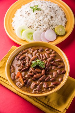pişmiş kırmızı barbunya fasulyesi köri ve pişmiş basmati pirinç, rajma chawal veya rajma pirinç, geleneksel Kuzey Hint öğle, akşam yemeği veya kahvaltı menüsü