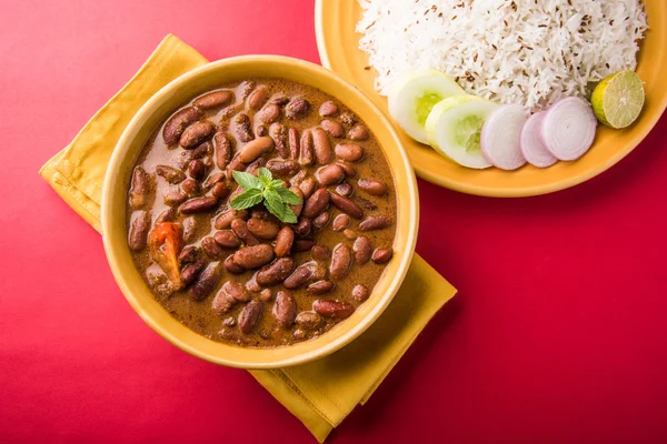 Kokta röda kidneybönor curry och kokt basmatiris, rajma chawal eller rajma ris, traditionella north Indisk lunch, middag eller frukost menyn — Stockfoto