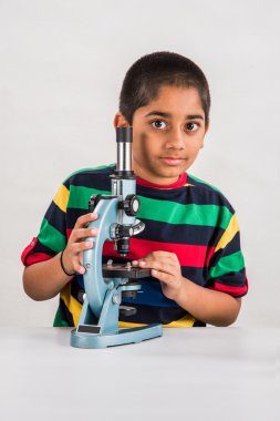hint çocuk ve mikroskop, mikroskop ile Asya çocuk, Mikroskop tutan sevimli küçük çocuk, küçük hintli çocuk ve bilim deneyi, çocuk bilim deneyleri yapıyor