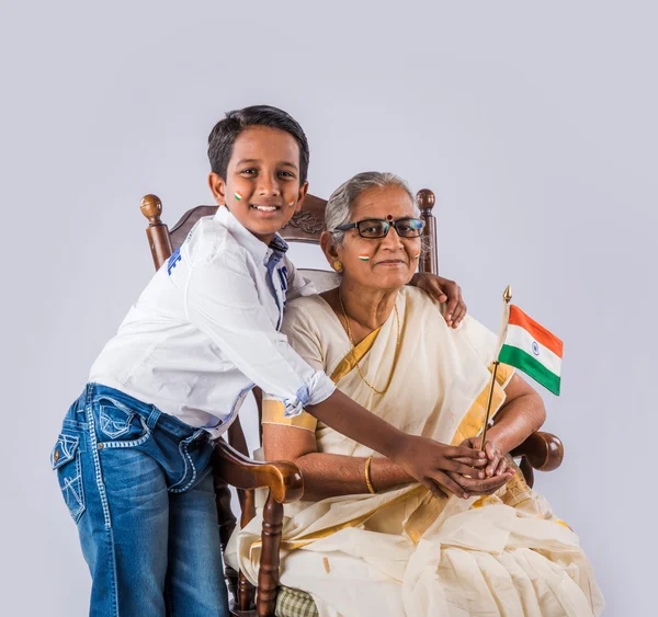 Famiglia indiana e bandiera indiana — Foto Stock