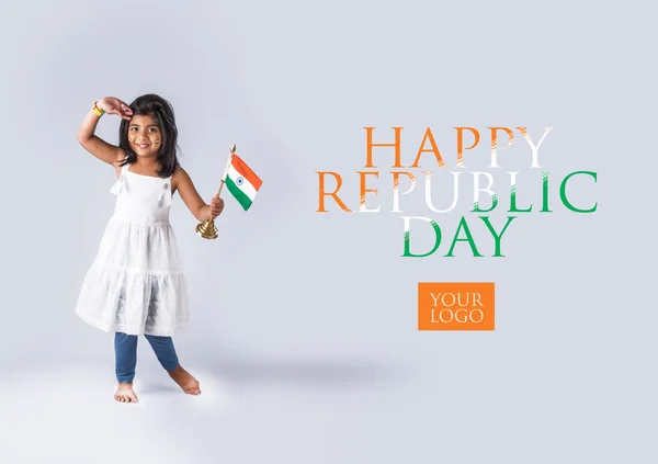 Bandeira da Índia e linda menina indiana, 4 anos menina indiana higging bandeira indiana ou tricolor, bandeira da Índia & menina, menina segurando bandeira indiana, dia da independência indiana dia da república indiana, isolado no branco — Fotografia de Stock