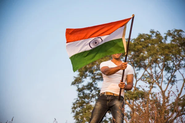 Jeune homme indien tenant et agitant le drapeau indien, image conceptuelle pour la fête de la république ou de l'indépendance, beau homme tenant le drapeau, homme tenant le drapeau indien, drapeau indien agitant — Photo
