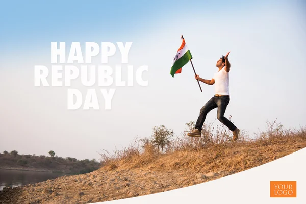 Jovem indiano segurando e acenando bandeira indiana, imagem conceitual para o dia da república ou dia da independência, homem bonito segurando bandeira, homem segurando bandeira indiana, bandeira indiana acenando — Fotografia de Stock