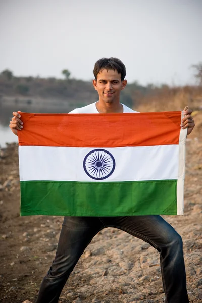 인도의 젊은 남자를 공화국 일 또는 독립 기념일, 플래그, 남자 지주 인도 깃발, 인도 깃발을 흔들며 들고 잘생긴 남자에 대 한 인도 깃발, 개념적 이미지를 흔들며 — 스톡 사진