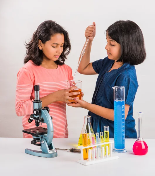 Neugierige indische Mädchen mit Mikroskop, asiatische Mädchen mit Mikroskop, süße kleine Mädchen mit Mikroskop, 10-jährige indische Mädchen und naturwissenschaftliche Experimente, Mädchen, die naturwissenschaftliche Experimente machen, Wissenschaftslabor — Stockfoto