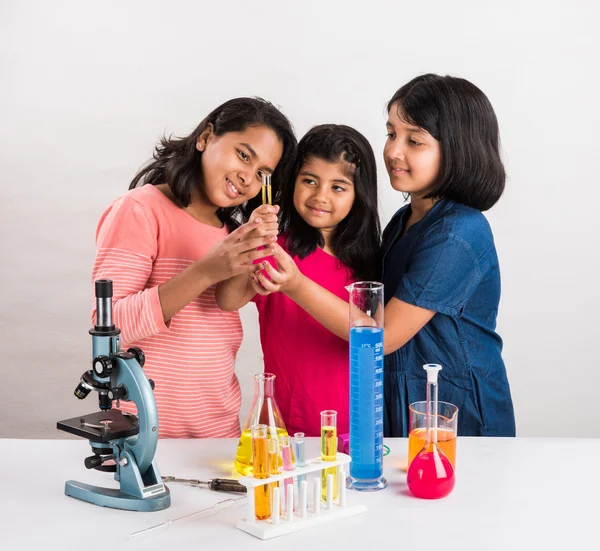 Indische kleine Mädchen oder indische Studenten und naturwissenschaftliche Experimente. Bildung. asiatische Kinder und naturwissenschaftliche Experimente, Chemie-Experimente, indische Mädchen und naturwissenschaftliche Experimente — Stockfoto