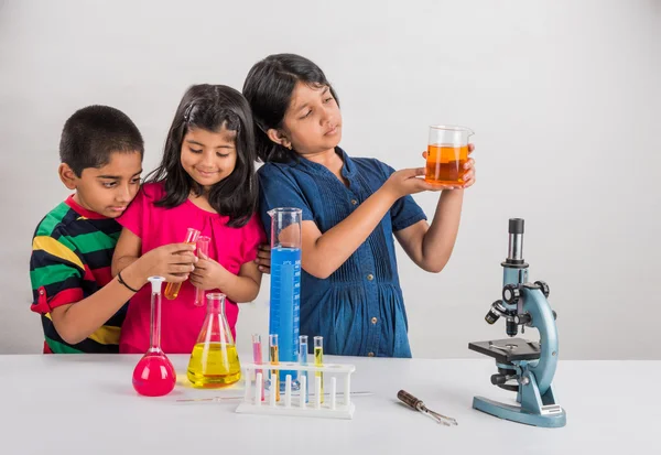 3 indische Kinder beim naturwissenschaftlichen Experiment, naturwissenschaftliche Ausbildung. asiatische Kinder und naturwissenschaftliche Experimente, Chemie-Experimente, indische Kinder und naturwissenschaftliche Experimente, indische Kinder und Wissenschaftslabor — Stockfoto