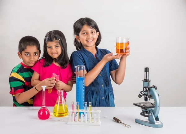 3 indische Kinder beim naturwissenschaftlichen Experiment, naturwissenschaftliche Ausbildung. asiatische Kinder und naturwissenschaftliche Experimente, Chemie-Experimente, indische Kinder und naturwissenschaftliche Experimente, indische Kinder und Wissenschaftslabor — Stockfoto