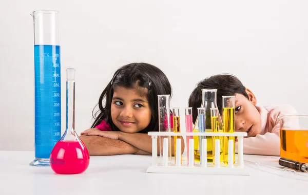 4-letni indyjski chłopiec i dziewczyna robi nauki eksperymentu, nauka edukacja. azjatyckich dzieci i eksperymenty naukowe, eksperyment chemia, indyjskich dzieci i eksperymenty naukowe, indyjskich dzieci i laboratorium nauki — Zdjęcie stockowe