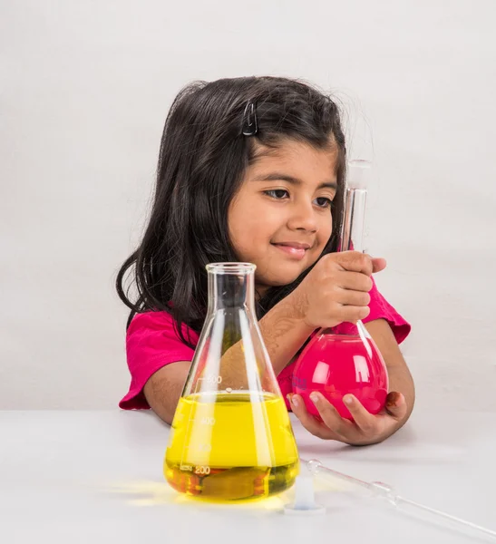 4-jähriges indisches Mädchen beim naturwissenschaftlichen Experiment, naturwissenschaftliche Ausbildung. asiatische Kinder und naturwissenschaftliche Experimente, Chemie-Experimente, indische Mädchen und naturwissenschaftliche Experimente, indische Mädchen und Naturwissenschaften — Stockfoto
