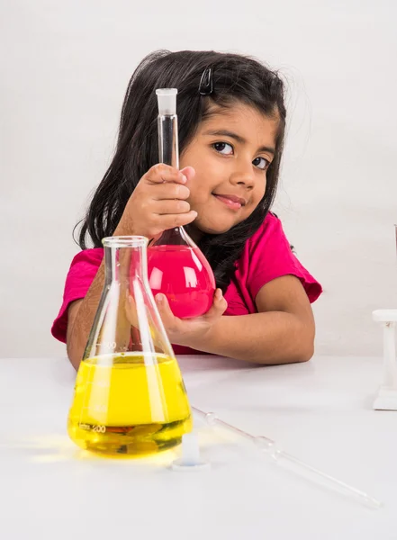 4-jähriges indisches Mädchen beim naturwissenschaftlichen Experiment, naturwissenschaftliche Ausbildung. asiatische Kinder und naturwissenschaftliche Experimente, Chemie-Experimente, indische Mädchen und naturwissenschaftliche Experimente, indische Mädchen und Naturwissenschaften — Stockfoto