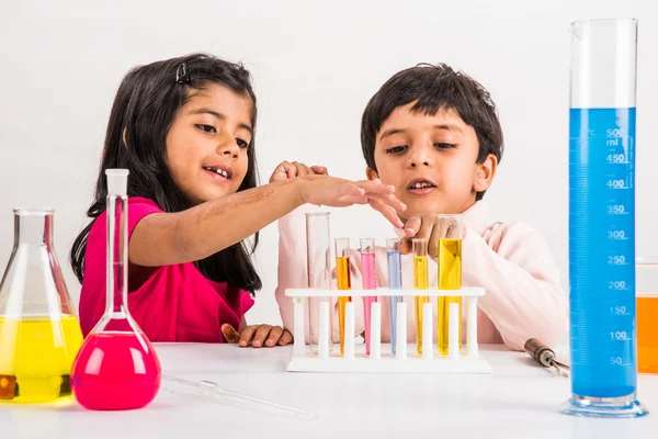 4-летние индийские мальчик и девочка проводят научный эксперимент, наука Образование. азиатские дети и научные эксперименты, химический эксперимент, индийские дети и научные эксперименты, индийские дети и научная лаборатория — стоковое фото