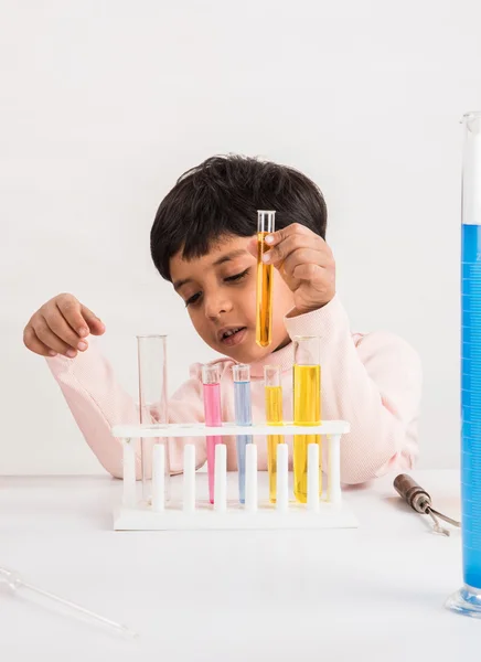 Indische Kinder machen naturwissenschaftliche Experimente, naturwissenschaftliche Ausbildung. asiatische Kinder und naturwissenschaftliche Experimente, Chemie-Experimente, indische Kinder und naturwissenschaftliche Experimente, indische Kinder und Wissenschaftslabor — Stockfoto