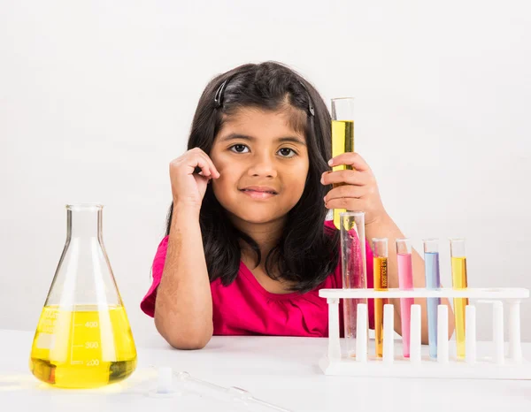 4-jähriges indisches Mädchen beim naturwissenschaftlichen Experiment, naturwissenschaftliche Ausbildung. asiatische Kinder und naturwissenschaftliche Experimente, Chemie-Experimente, indische Mädchen und naturwissenschaftliche Experimente, indische Mädchen und Naturwissenschaften — Stockfoto