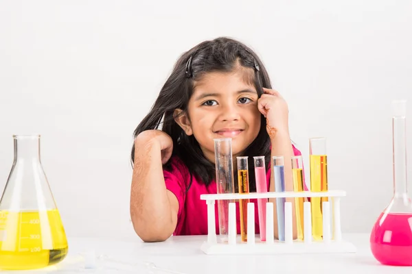 4-jähriges indisches Mädchen beim naturwissenschaftlichen Experiment, naturwissenschaftliche Ausbildung. asiatische Kinder und naturwissenschaftliche Experimente, Chemie-Experimente, indische Mädchen und naturwissenschaftliche Experimente, indische Mädchen und Naturwissenschaften — Stockfoto