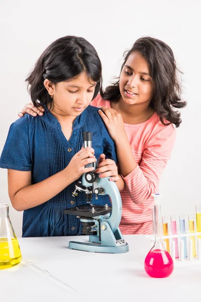 Indische kleine Mädchen oder indische Studenten und naturwissenschaftliche Experimente. Bildung. asiatische Kinder und naturwissenschaftliche Experimente, Chemie-Experimente, indische Mädchen und naturwissenschaftliche Experimente — Stockfoto