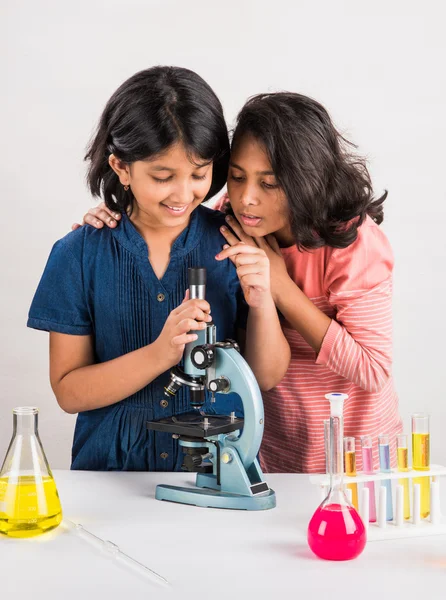 Indische kleine Mädchen oder indische Studenten und naturwissenschaftliche Experimente. Bildung. asiatische Kinder und naturwissenschaftliche Experimente, Chemie-Experimente, indische Mädchen und naturwissenschaftliche Experimente — Stockfoto