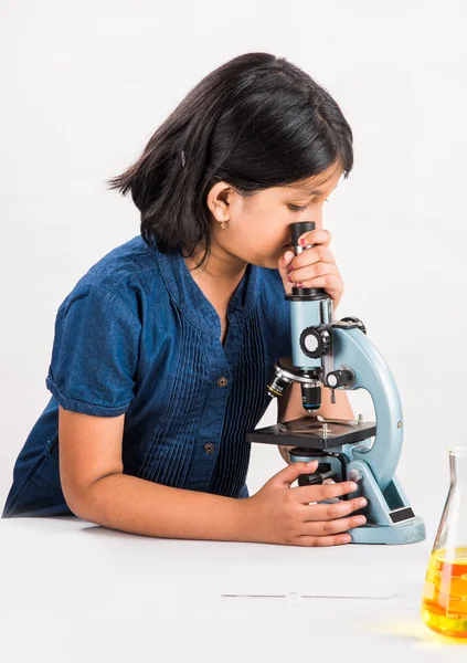 Chica india curiosa con microscopio, chica asiática con microscopio, linda niña sosteniendo microscopio, niña india de 10 años y experimento científico, chica haciendo experimentos científicos, laboratorio de ciencias —  Fotos de Stock