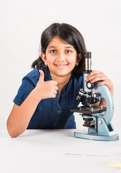 Chica india curiosa con microscopio, chica asiática con microscopio, linda niña sosteniendo microscopio, niña india de 10 años y experimento científico, chica haciendo experimentos científicos, laboratorio de ciencias — Foto de Stock