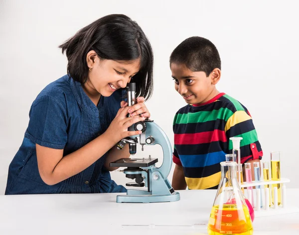 Indische kleine Jungen und Mädchen, die naturwissenschaftliche Experimente machen, naturwissenschaftliche Ausbildung. asiatische Kinder und naturwissenschaftliche Experimente, Chemie-Experimente, indische Kinder und naturwissenschaftliche Experimente, indische Kinder und Wissenschaftslabor — Stockfoto