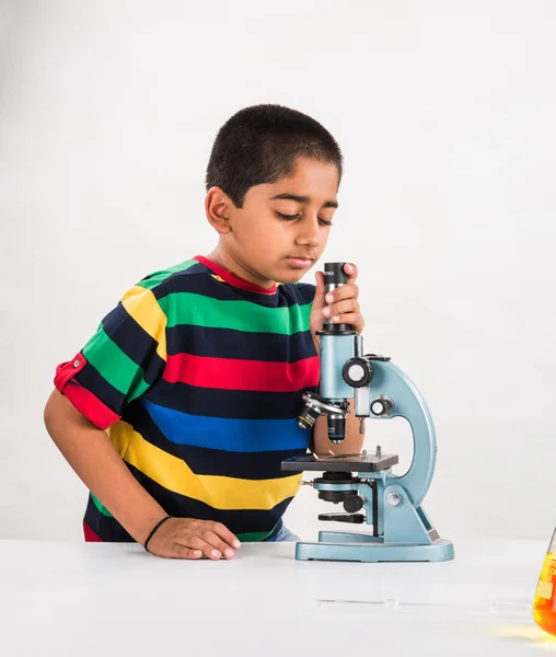 Niño indio y microscopio, chico asiático con microscopio, lindo niño pequeño sosteniendo microscopio, pequeño niño indio y experimento científico, chico haciendo experimentos científicos — Foto de Stock