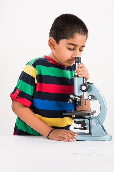 Niño indio y microscopio, chico asiático con microscopio, lindo niño pequeño sosteniendo microscopio, pequeño niño indio y experimento científico, chico haciendo experimentos científicos — Foto de Stock