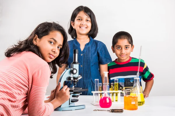 3 indische Kinder beim naturwissenschaftlichen Experiment, naturwissenschaftliche Ausbildung. asiatische Kinder und naturwissenschaftliche Experimente, Chemie-Experimente, indische Kinder und naturwissenschaftliche Experimente, indische Kinder und Wissenschaftslabor — Stockfoto