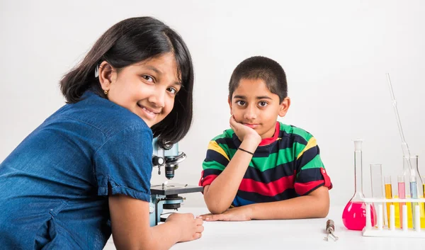 Ινδικό μικρό αγόρι και κορίτσι κάνει επιστημονικό πείραμα, επιστήμη εκπαίδευση. ασιατικά παιδιά και πειράματα επιστήμης, πείραμα χημείας, ινδικά παιδιά και επιστημονικά πειράματα, ινδικά παιδιά και επιστημονικό εργαστήριο — Φωτογραφία Αρχείου