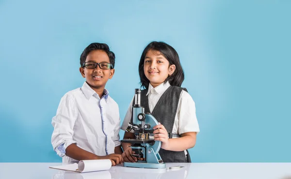 hint erkek ve kız mikroskop ile, mikroskop ile Asya çocuklar, Mikroskop tutan sevimli küçük çocuklar, 10 yaşındaki hintli erkek ve kız ve bilim deneyi, okul öğrencileri bilim deneyleri yapıyor