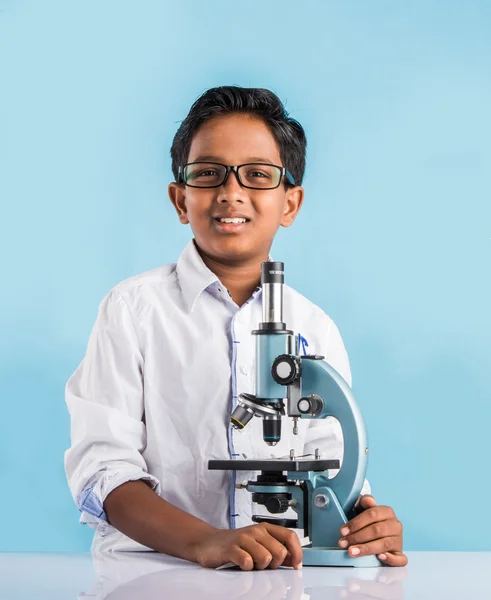 Indiana menino e microscópio, asiático menino com microscópio, bonito menino segurando microscópio, 10 anos de idade indiana menino e ciência experimento, menino fazendo ciência experimentos — Fotografia de Stock
