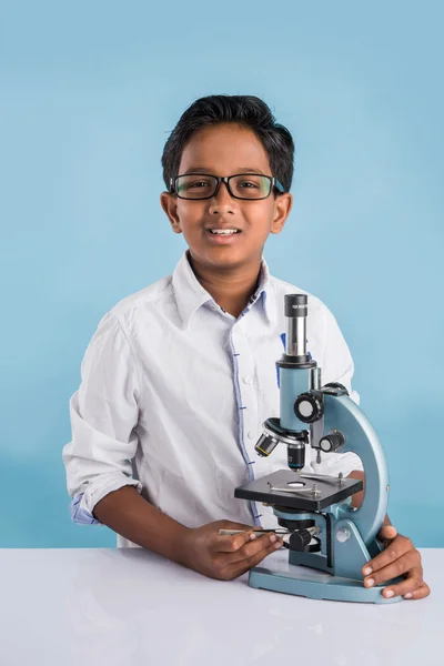 Hintli çocuk ve mikroskop, mikroskop, şirin küçük çocuk holding mikroskop, 10 yaşındaki Hintli çocuk ve bilimsel deney, Asya çocuk çocuk bilim yaparken deneyler — Stok fotoğraf