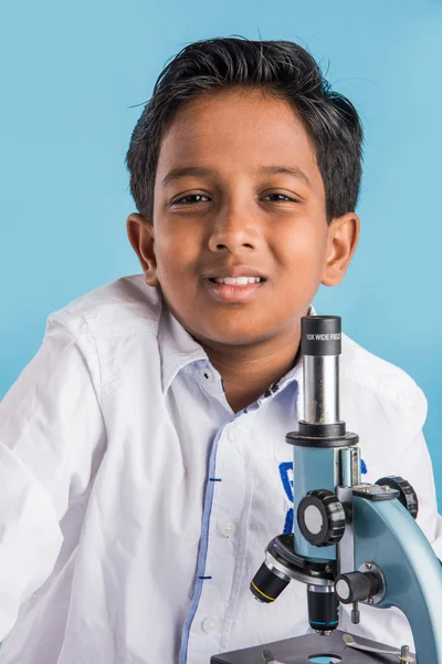 Indian boy and microscope, asian boy with microscope, Cute little kid holding microscope, 10 year old indian boy and science experiment, boy doing science experiments — Stock Photo, Image