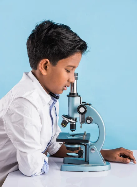 Indiana menino e microscópio, asiático menino com microscópio, bonito menino segurando microscópio, 10 anos de idade indiana menino e ciência experimento, menino fazendo ciência experimentos — Fotografia de Stock