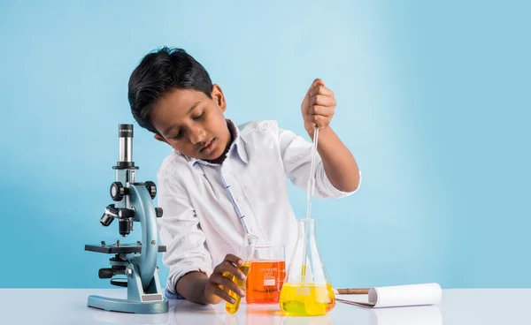 Indischer Junge und Chemie-Experiment, asiatischer Junge beim Chemie-Experiment, indischer Junge und naturwissenschaftliches Experiment, Junge mit Reagenzglas — Stockfoto