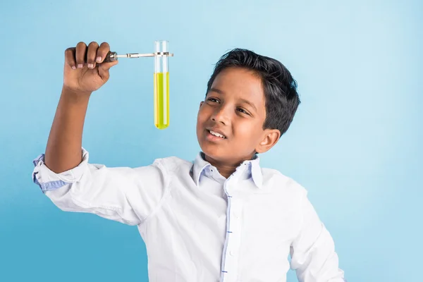 Indiana menino e química experimento, ásia menino fazendo química experimento, indiana menino e ciência experimento, menino com teste tubo — Fotografia de Stock