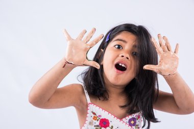 Mutlu Holi Selamları - Sevimli küçük Hintli kız Renkli elleri, beyaz arka planda soyutlanmış