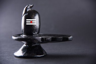 Siyah taş çiçekler ve siyah arka plan üzerinde maha shiva ratri bir festival hindu Tanrı shankar ya da shankar bhagwan ya da bholenath Aegle marmelos bilinen bael yaprak ile dekore edilmiş, Shiva Linga oluşan