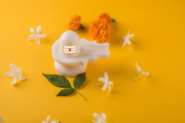 Siyah taş çiçekler ve siyah arka plan üzerinde maha shiva ratri bir festival hindu Tanrı shankar ya da shankar bhagwan ya da bholenath Aegle marmelos bilinen bael yaprak ile dekore edilmiş, Shiva Linga oluşan