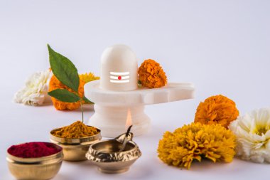 Siyah taş çiçekler ve siyah arka plan üzerinde maha shiva ratri bir festival hindu Tanrı shankar ya da shankar bhagwan ya da bholenath Aegle marmelos bilinen bael yaprak ile dekore edilmiş, Shiva Linga oluşan