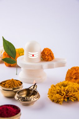 Siyah taş çiçekler ve siyah arka plan üzerinde maha shiva ratri bir festival hindu Tanrı shankar ya da shankar bhagwan ya da bholenath Aegle marmelos bilinen bael yaprak ile dekore edilmiş, Shiva Linga oluşan