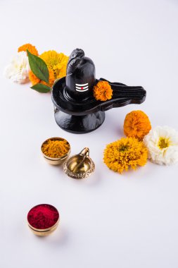 Siyah taş çiçekler ve siyah arka plan üzerinde maha shiva ratri bir festival hindu Tanrı shankar ya da shankar bhagwan ya da bholenath Aegle marmelos bilinen bael yaprak ile dekore edilmiş, Shiva Linga oluşan