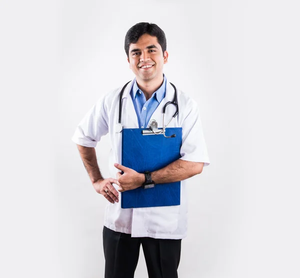 Bom Olhar Médico Indiano Masculino Com Escrita Pad Prontuário Relatório — Fotografia de Stock