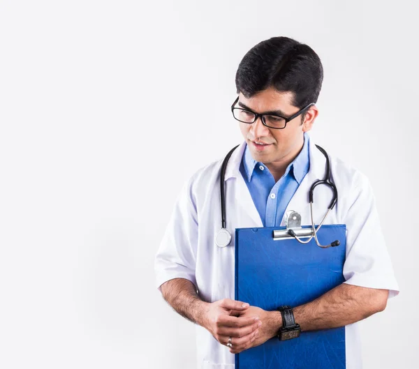 Yazı Tahtası Sağlık Raporu Olan Yakışıklı Hintli Erkek Doktor Beyaz — Stok fotoğraf